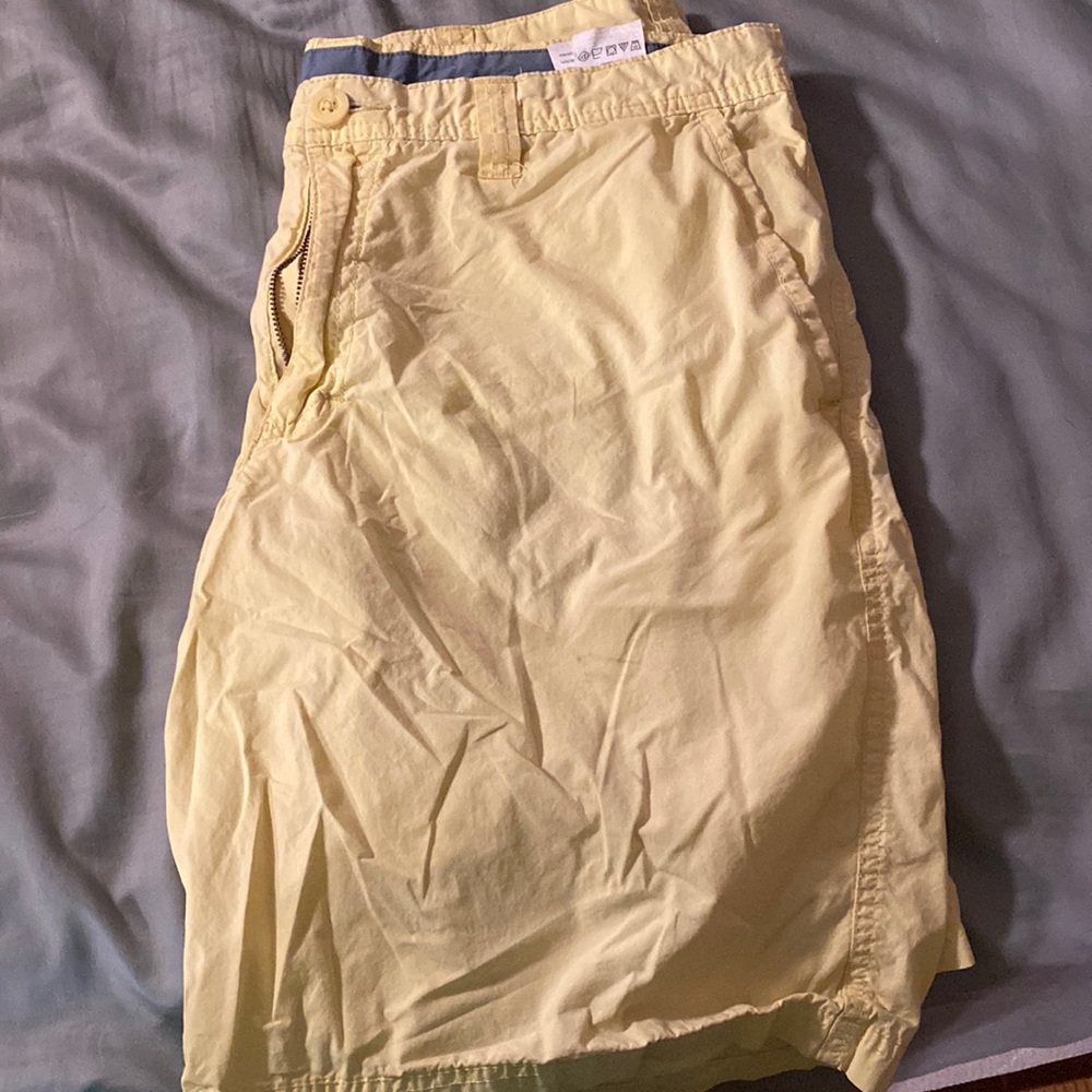 Men’s yellow Columbia Short